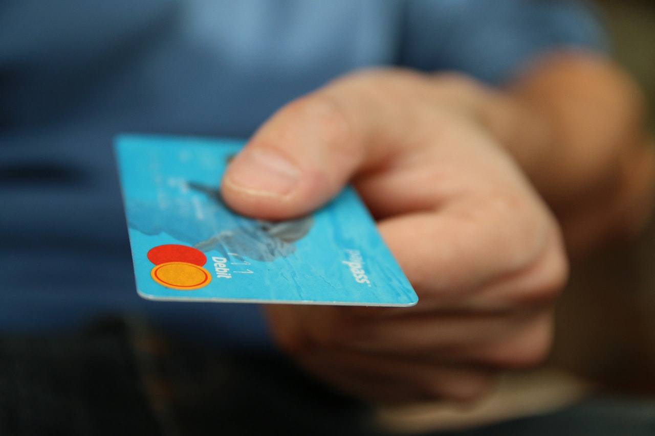 Magpaalam sa bank at card provider na aalis ng bansa