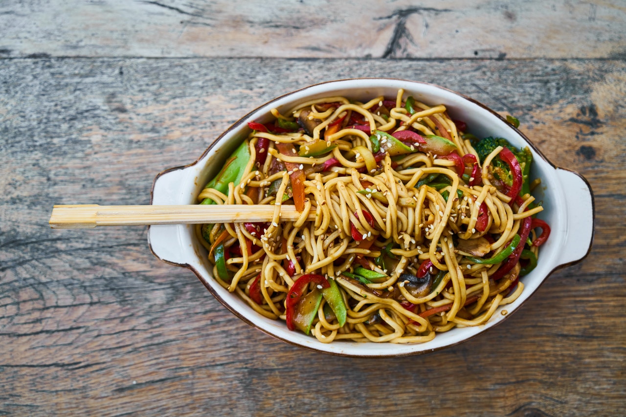 stir-fry-noodles-in-bowl-simpleng-pagkain