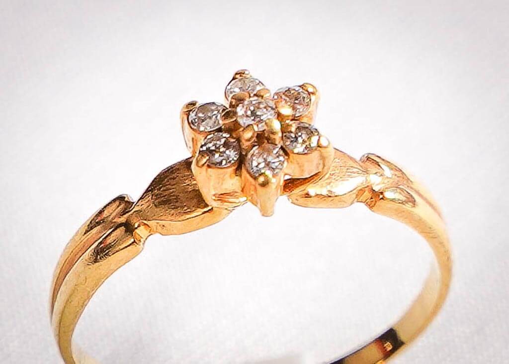 Gold ring with diamonds