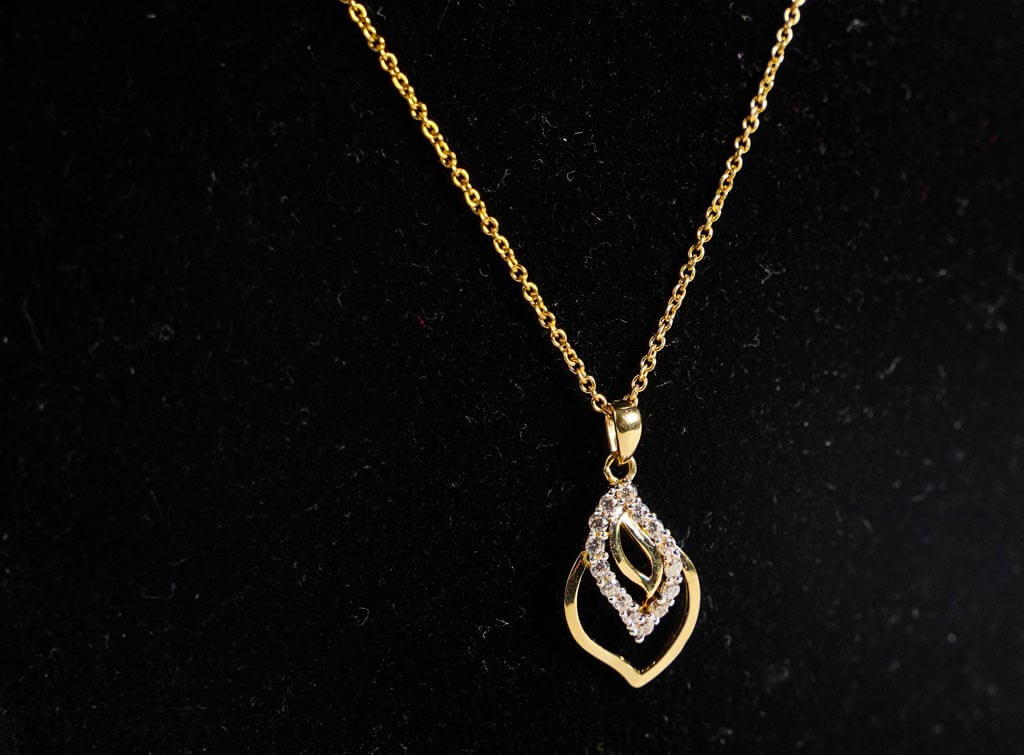 Gold necklace with leaf pendant