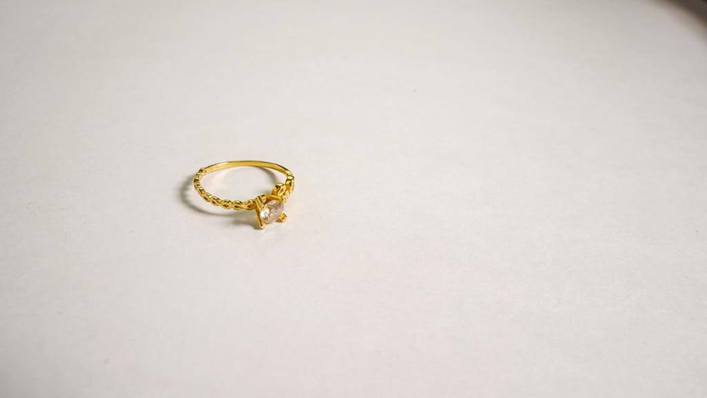 Twisted band gold ring with diamond