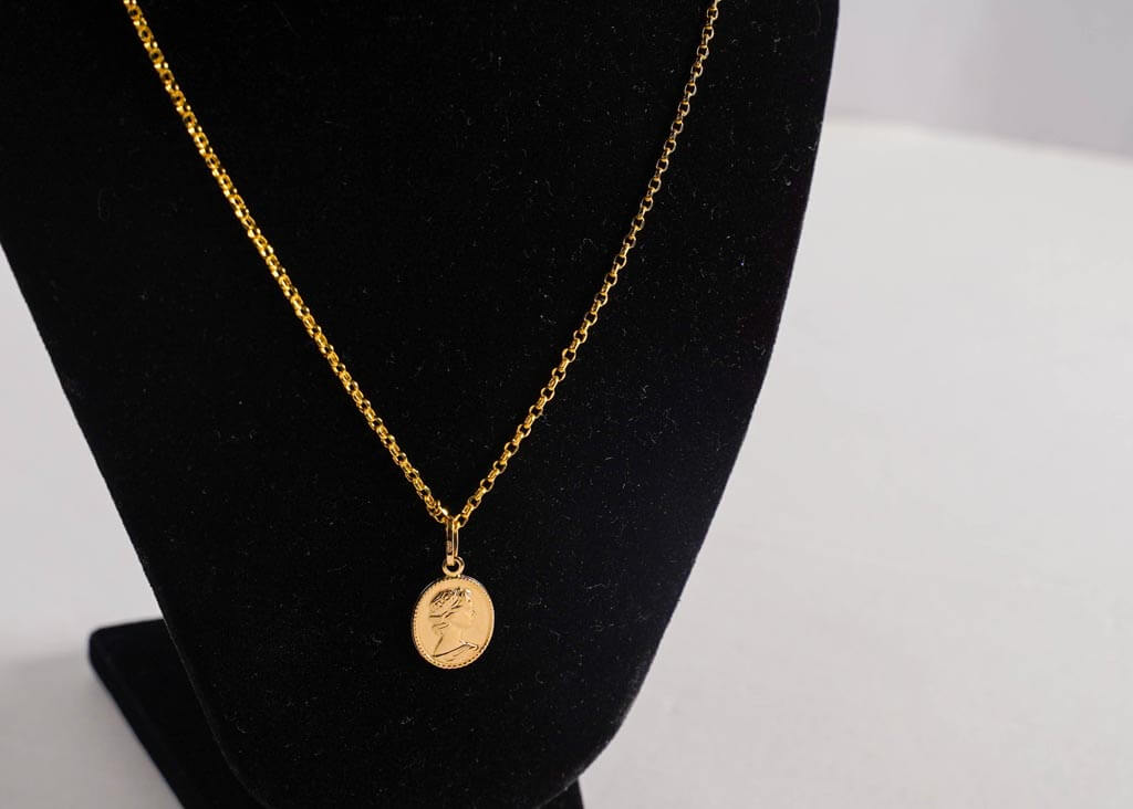 Gold necklace with victorian pendant