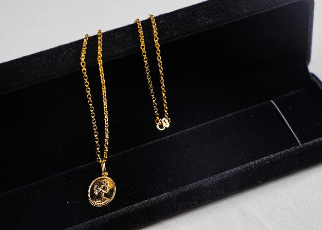 Gold necklace with victorian pendant