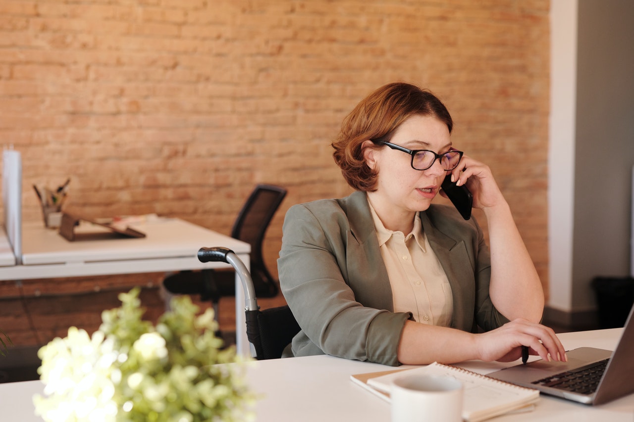 woman-speaking-with-her-phone