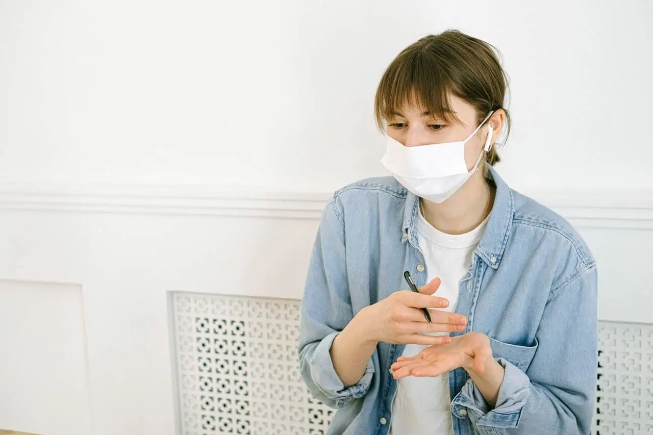 woman-wearing-white-face-mask